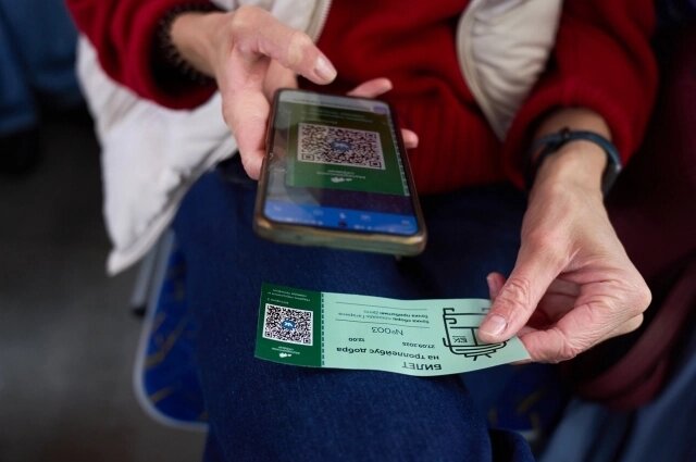    Пассажиры заходили в транспорт по билету с уникальным QR-кодом. Фото: Из личного архивa/ Виктор Давидюк