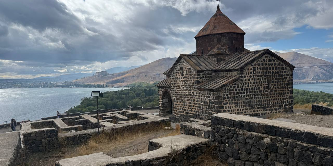Армянское море: монастырь Севанаванк, рыба, вера и запыхавшиеся туристы