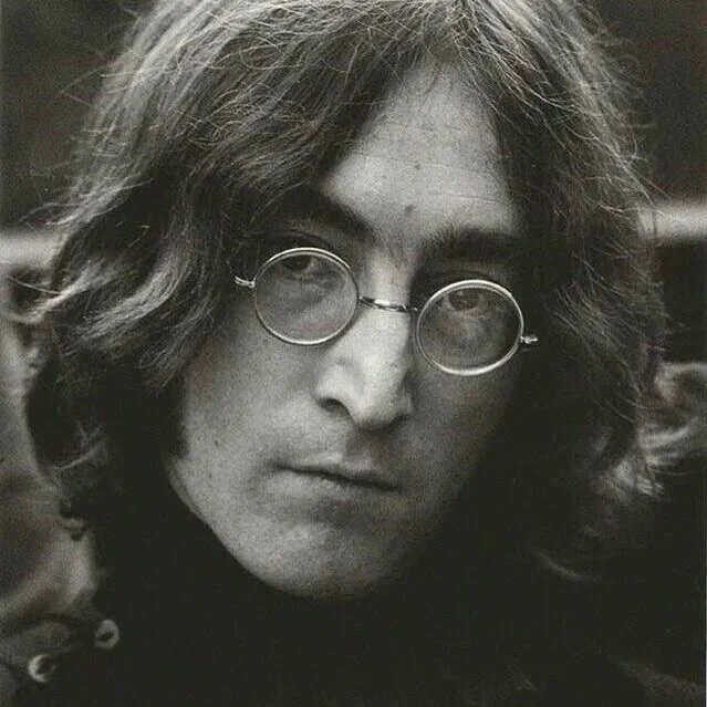 9 октября исполнилось бы 85 лет Джону Леннону — человеку, чьи песни изменили представление о музыке, искусстве и свободе. Его идеи, юмор и голос по-прежнему вдохновляют миллионы людей по всему миру, а творчество The Beatles остаётся живым благодаря тем, кто хранит и передаёт его дух новым поколениям.