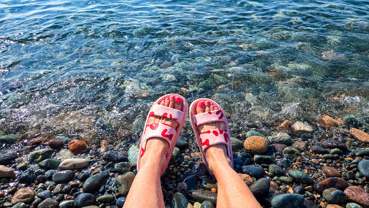 Вода в море прозрачная и чистая