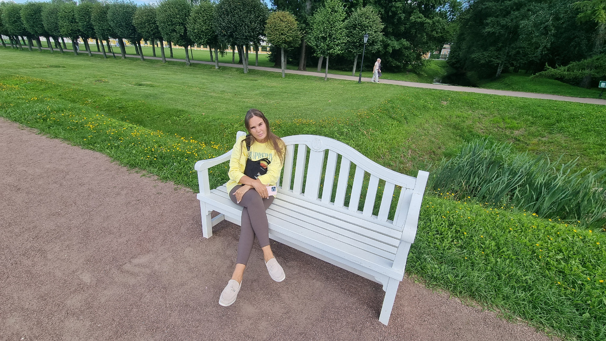 На фото: лавочки возле Большого Дворцового пруда