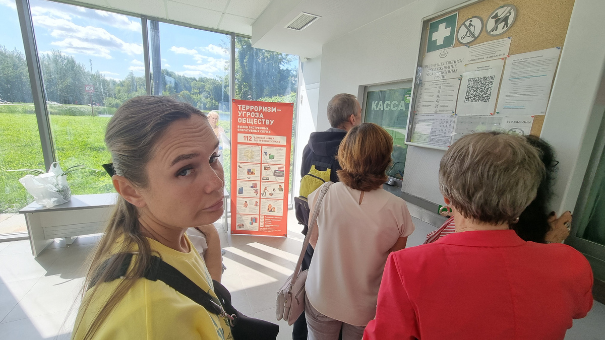 На фото: небольшая очередь в кассы музея-заповедника Кусково