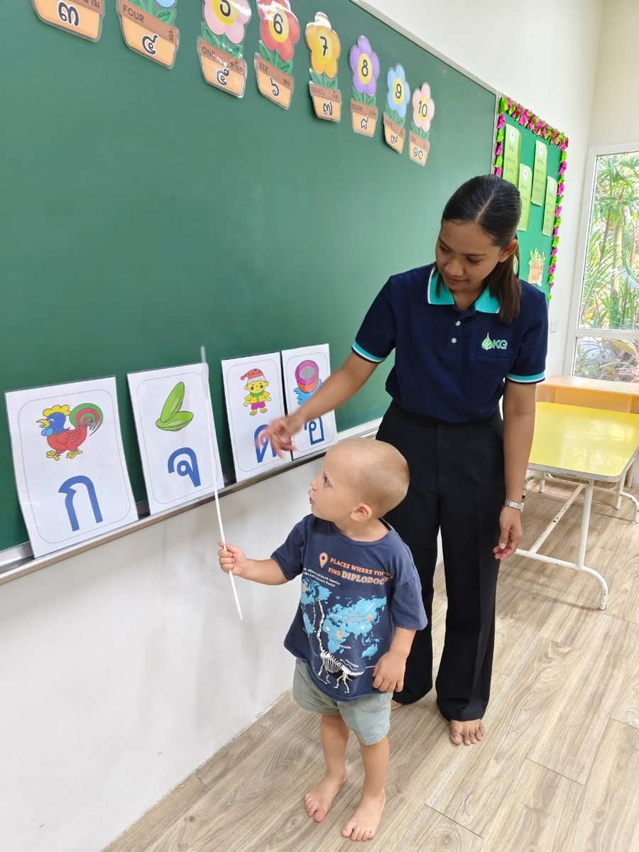 В школе за изучением тайского алфавита