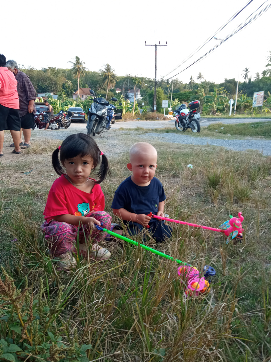 Марк и его тайская подруга Мэя. 