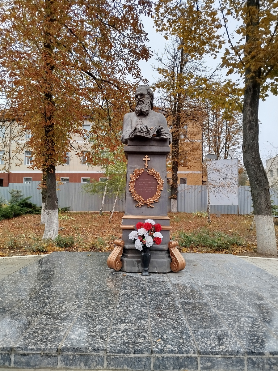 Памятник Святителю Луке (Войно - Ясенецкому) в Донецке.