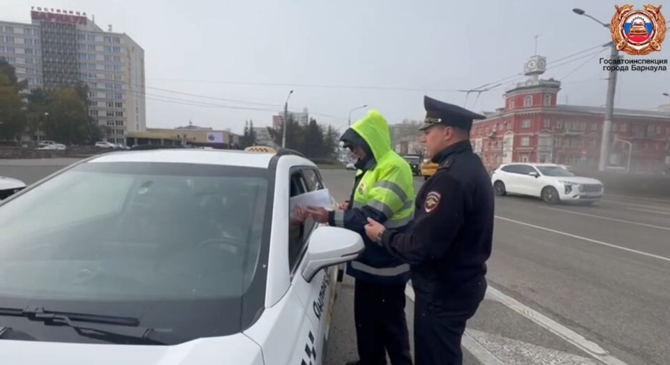    Рейд "Такси" в Барнауле. Источник: кадр видео Госавтоинспекции Барнаула