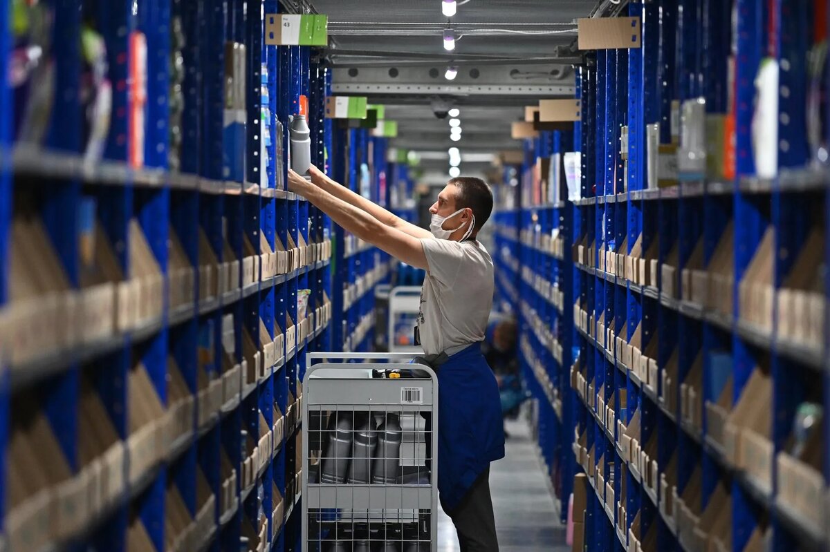 Современный склад: тысячи товаров, конвейеры и автоматизация.