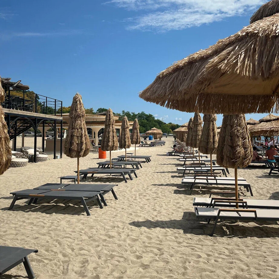 Здесь можно арендовать лежак, впрочем, большинство посетителей предпочитают принимать солнечные ванны на полотенцах. Фото: Ольга Моисеева / Яндекс Карты