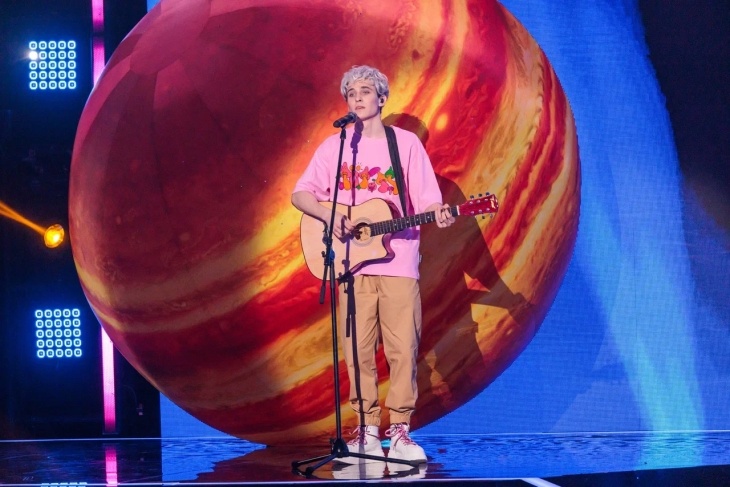 Крымчанин исполнил хит «Венера-Юпитер». Фото: кадр шоу «Ярче звезд»