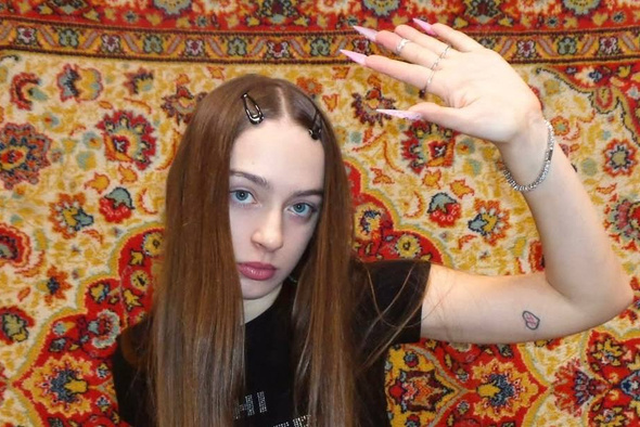    Соцсети Мэйби Бэйли
