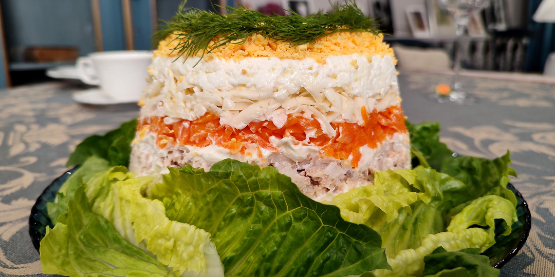 Салат "Мимоза" с сыром - советская классика на праздничный стол.