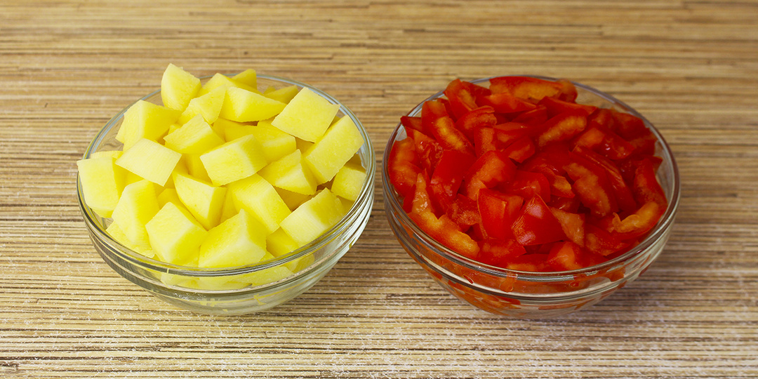 Как приготовить запеченную картошку с колбасками и помидорами под сырной корочкой – быстро и вкусно!