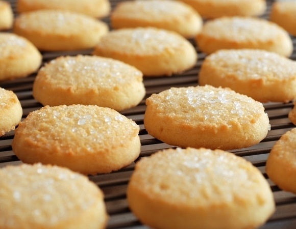 Минутка — и готово! Шеф-повар Денис Перевоз рассказал, как готовят "быстрое" печенье на кефире