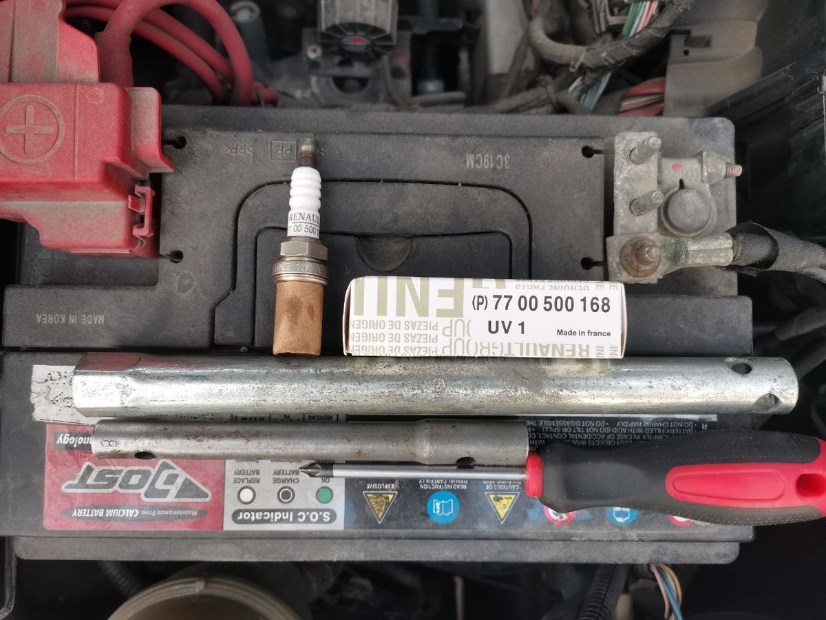 Инструменты для замены свечей зажигания на двигателе K4M Renault