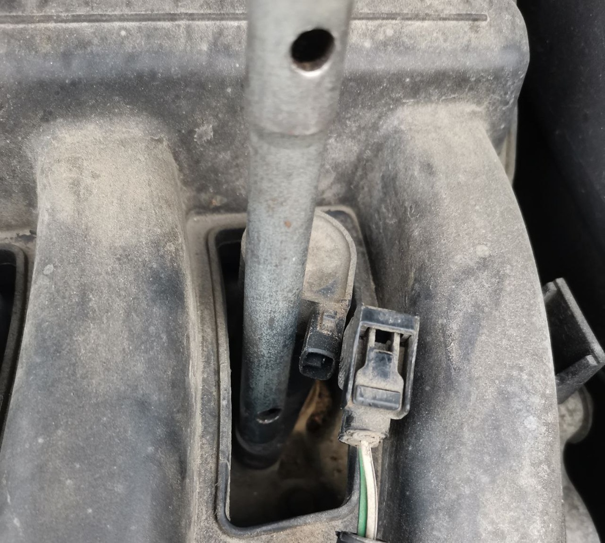 Отсоединяем разъемы от катушек зажигания и откручиваем их ключом на 10