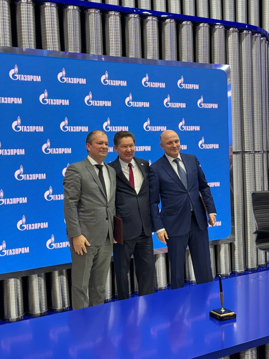 Слева направо: генеральный директор Группы компаний "уральская Сталь" Денис Сафин, Председатель Правления ПАО «Газпром» Алексей Миллер, заместитель председателя правления ПАО «Газпром» Олег Аксютин.