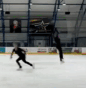 Саша в положении недокрута в половину оборота и на приземлении