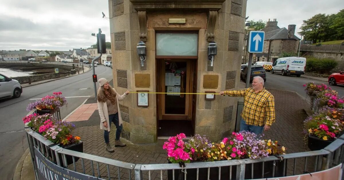 Фото: Mark Sutherland/SWNS, на котором туристы измеряют улицу, источник https://metro.co.uk/