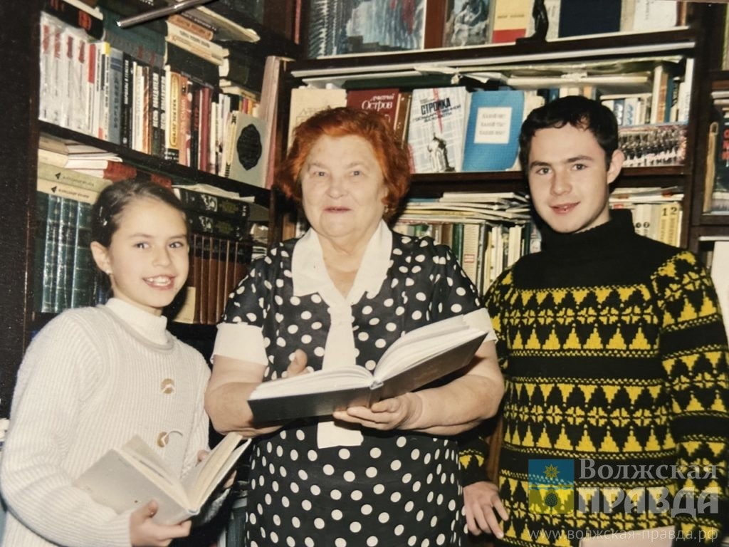 Зинаида Сиволобова со своими внуками📷    «Читала нам стихи до последних дней»: актриса из Волжского Диана Пожарская трогательно простилась с бабушкой
