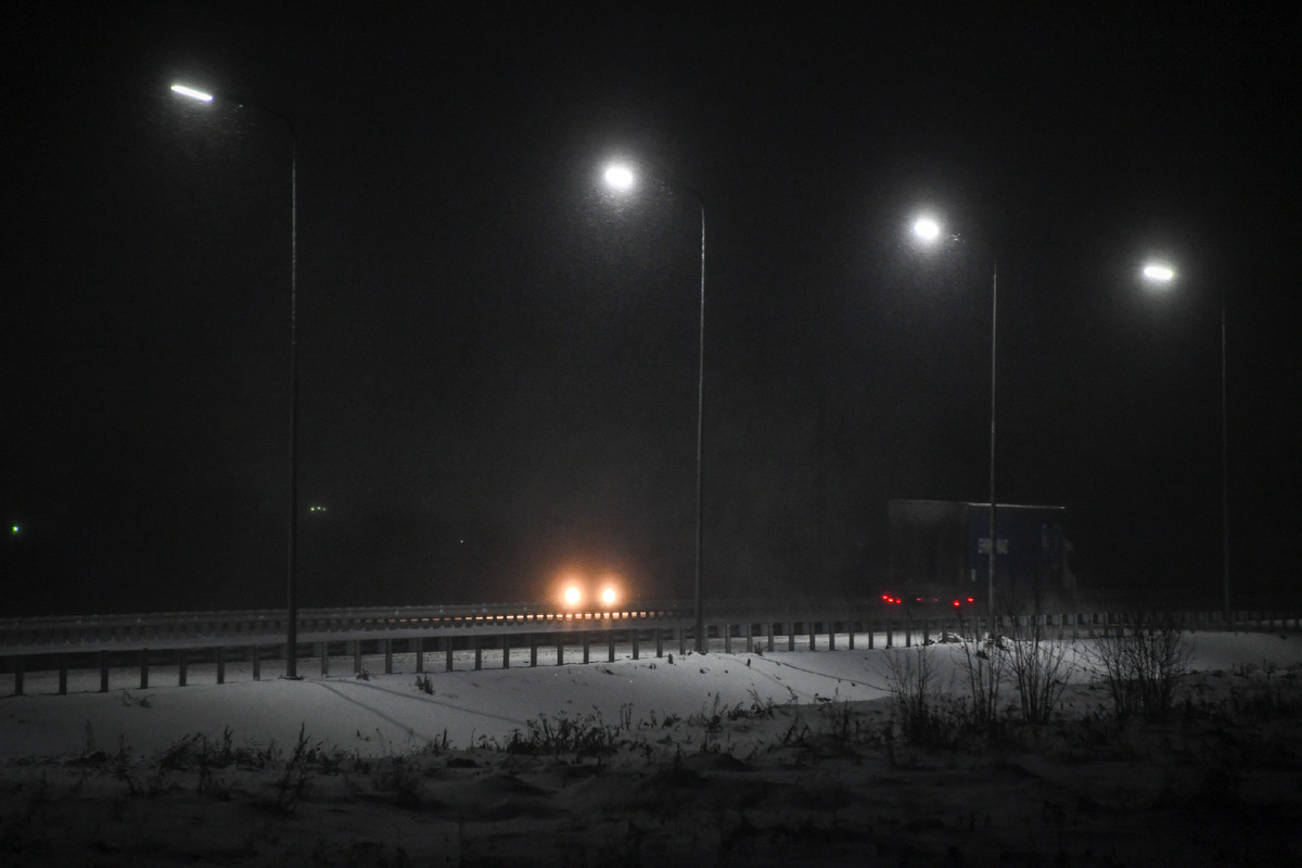 Мужчина заметил раненую девушку на трассе. Фото: Иван Макеев. 
