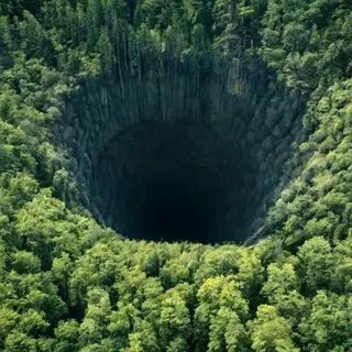 «Этот кратер появился за одну ночь. Учёные 70 лет не могут понять, что взорвалось здесь.»