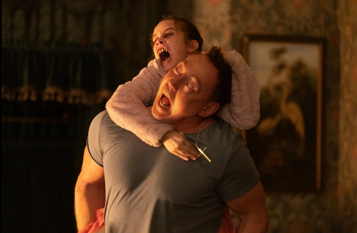 Кадр из фильма «Эбигейл» (2024)