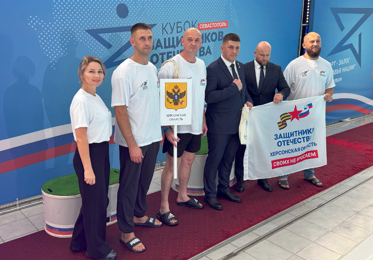 Участники межрегионального соревнования по плаванию «Кубок Защитников Отечества».