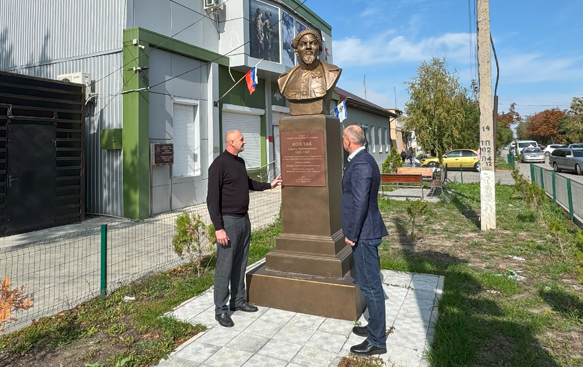 Памятник Герою Советского Союза С.А. Ковпаку у здания военного комиссариата Генического муниципального округа.