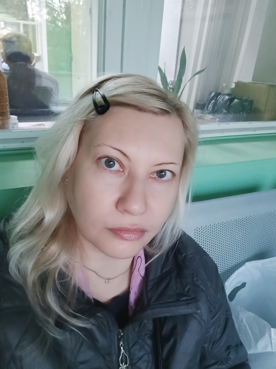 Цветок в голове оставила, даже прикольно торчит 😂