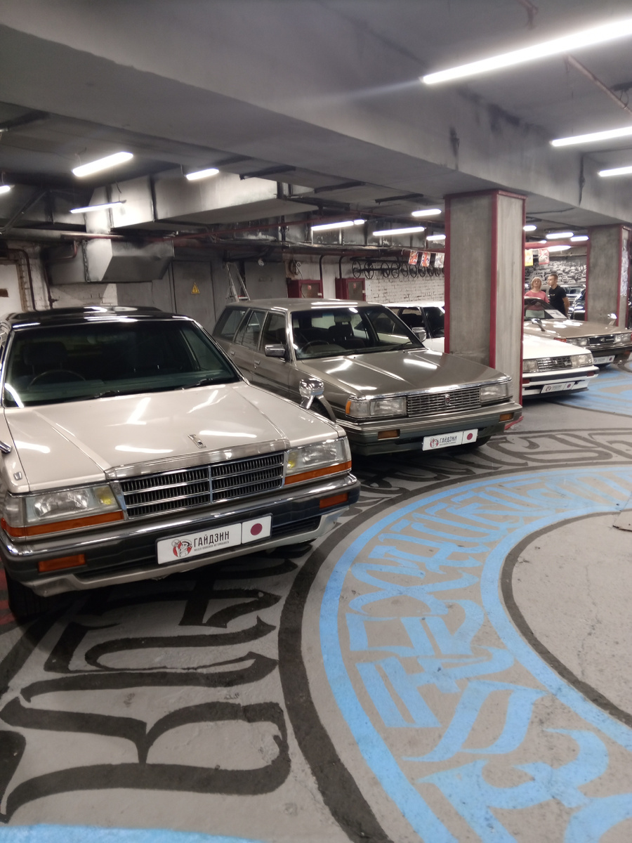 Большой, просторный, чистый зал.