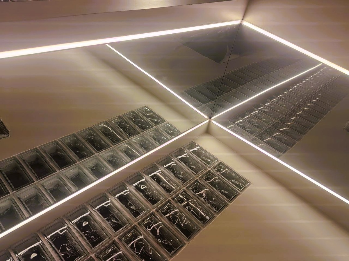 переход с потолка на стену в одном из моих проектов. Ломаная геометрия создаётся отражающими поверхностями на стене и потолке, дальше в тексте расскажу об идее 