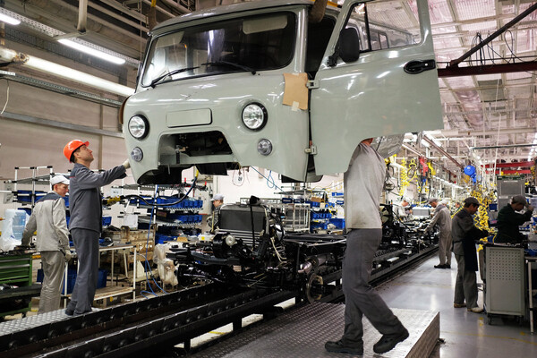Рабочие на конвейере сборочного цеха «УАЗ» / Николай Хижняк/РИА Новости 