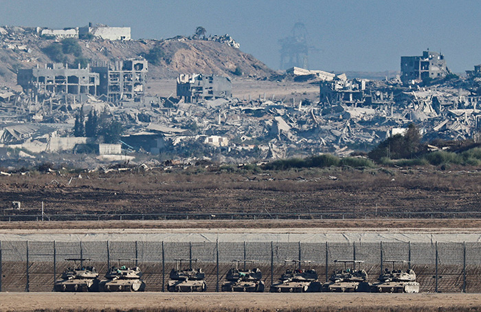    Израильские танки у границ сектра Газа.REUTERS/Amir Cohen