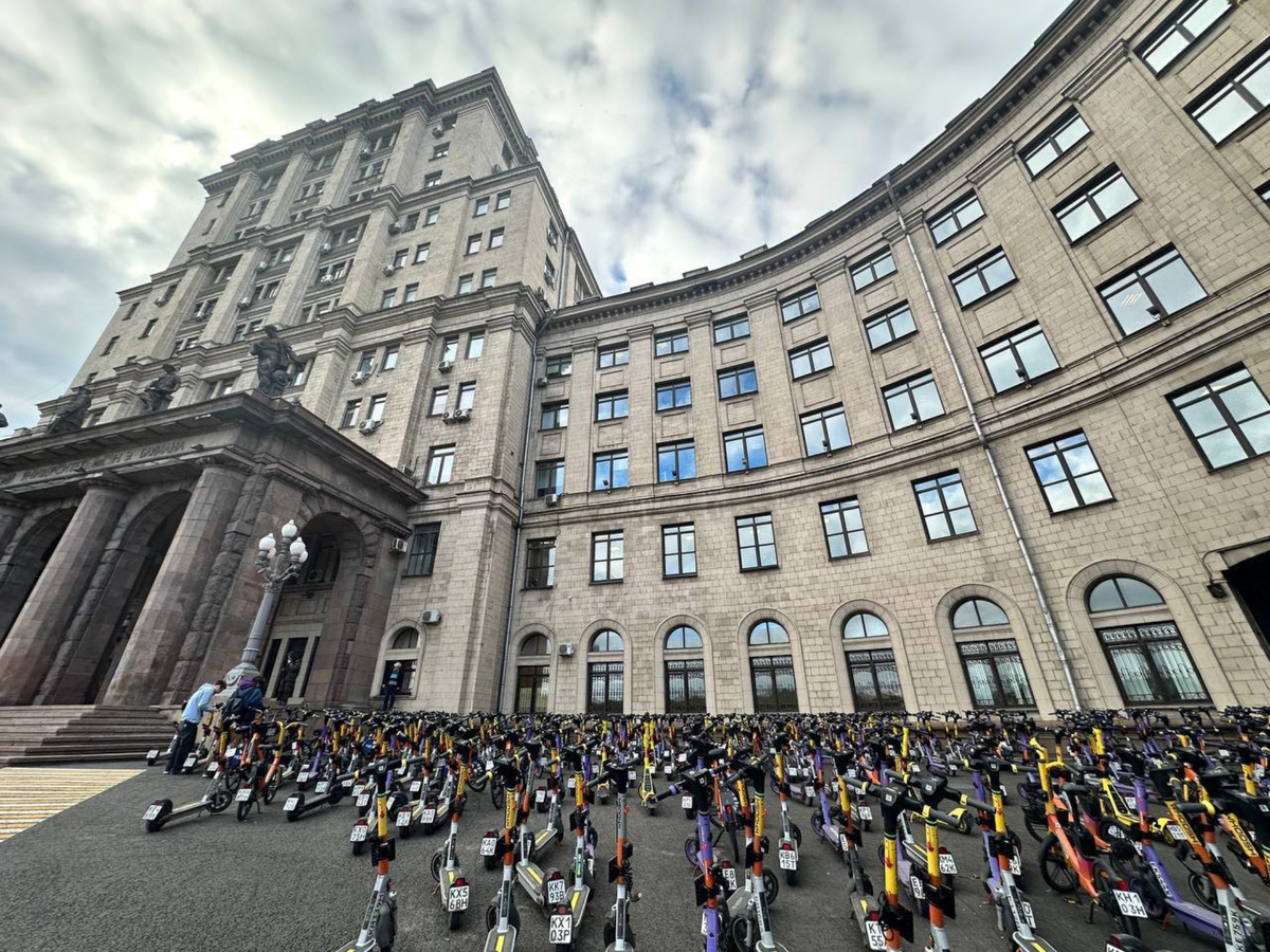 это на территории Бауманки. Арендованные самокаты. Головой думать умеют, ногами ходить не умеют.