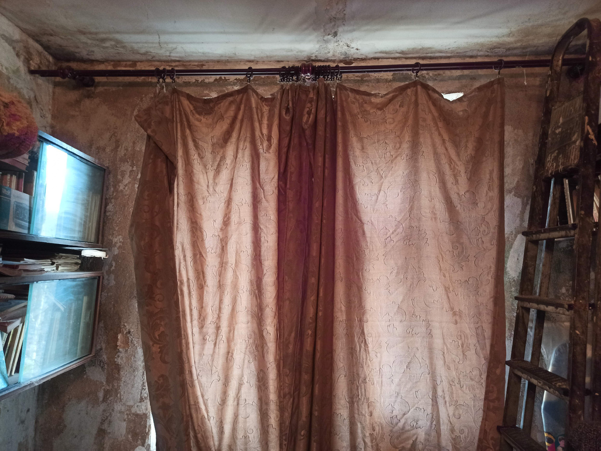 Видны обширные участки плесени на потолке и наружной стене