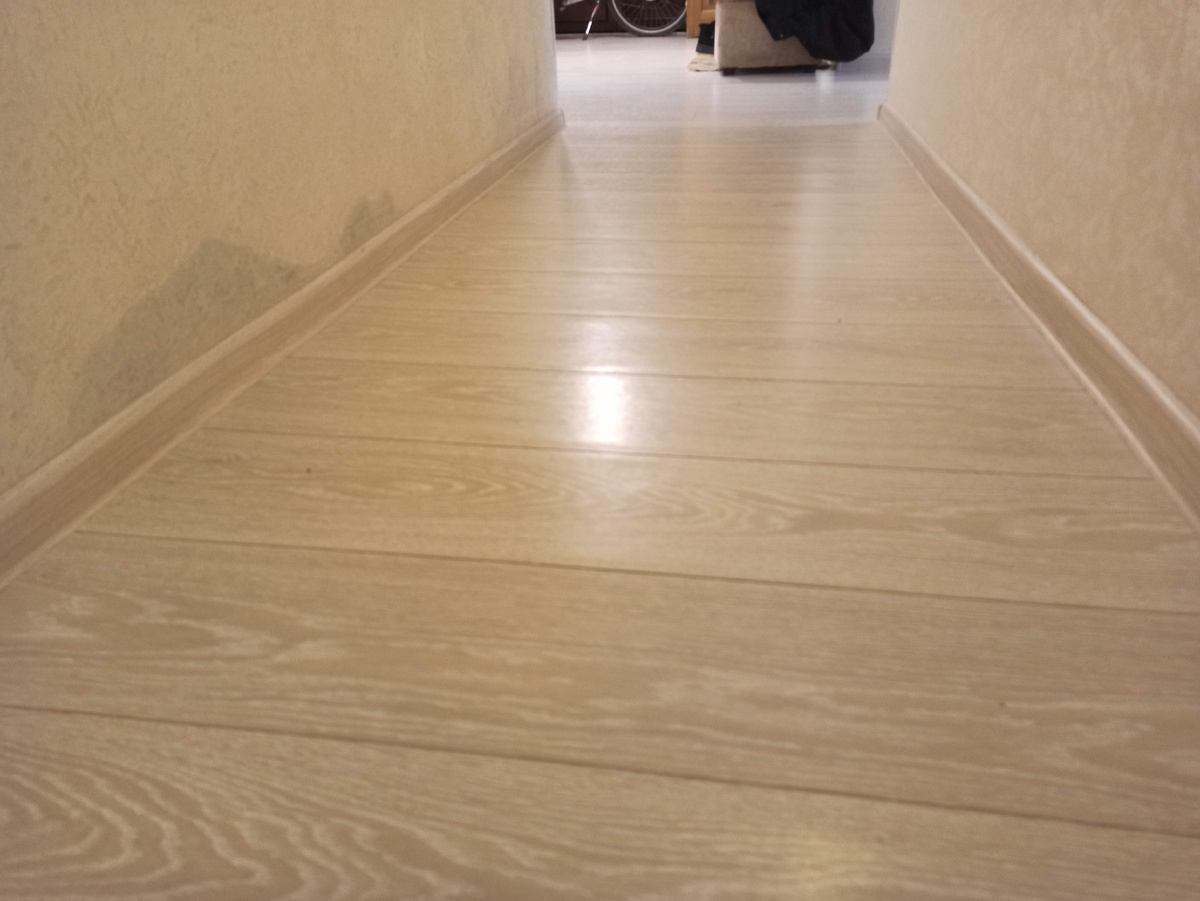 Слева затемнения на стене у санузла - под обоями плесень. А справа - все чисто