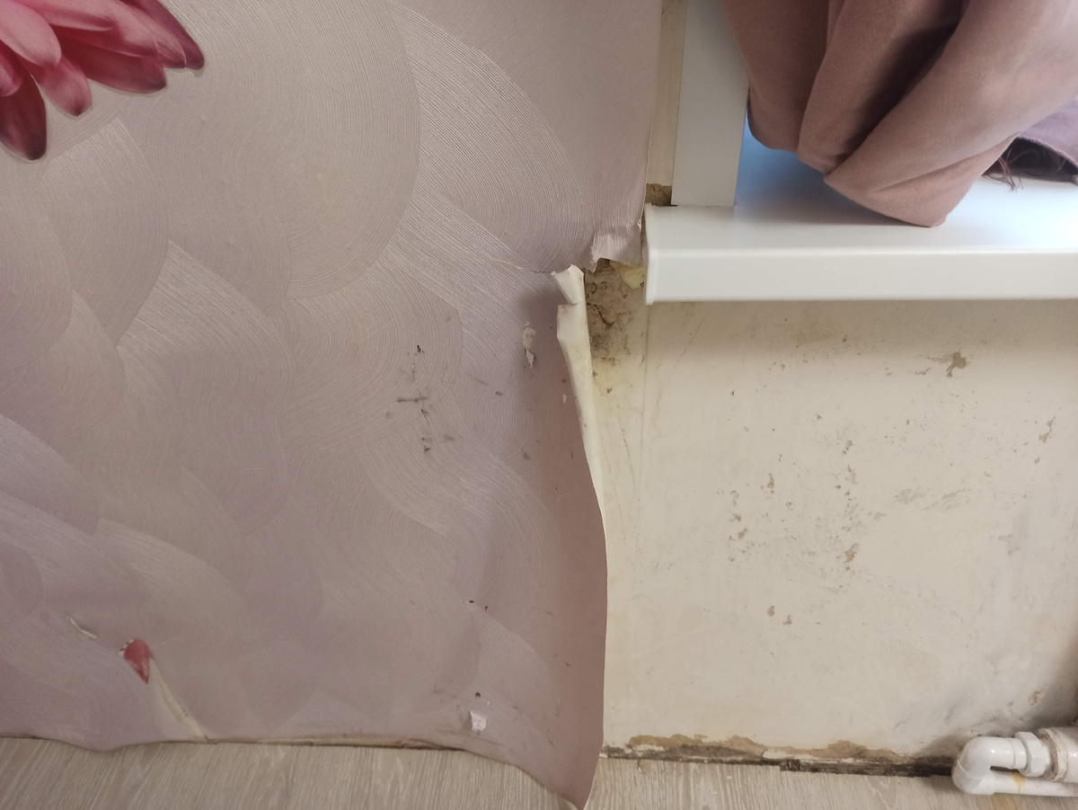 Стена, пострадавшая от прорыва труб отопления