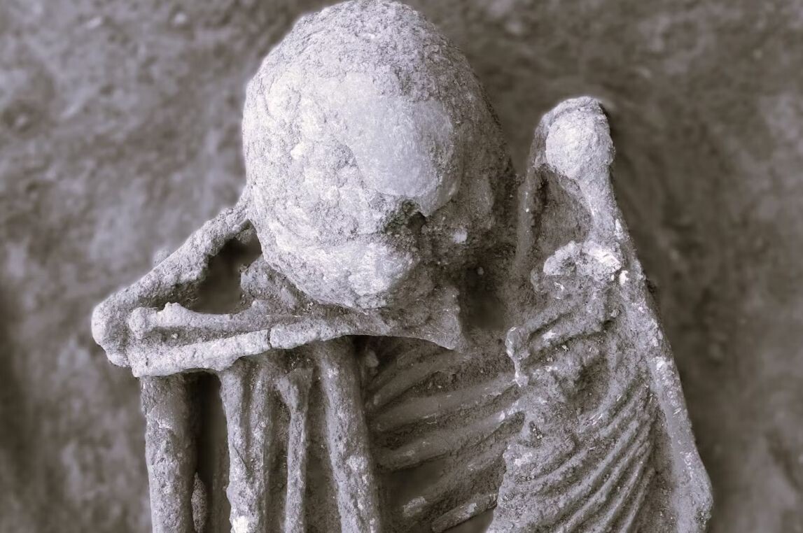 Женщина средних лет, обнаруженная в сильно согнутом положении на стоянке Лиюпо на юге Китая, сохранилась благодаря копченой мумификации. Сяо-чунь Хунг