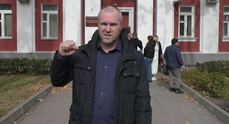 Надо признать, что кулак у Алексея сжат совсем немощно, как будто он сомневается в мощности своей победы. 