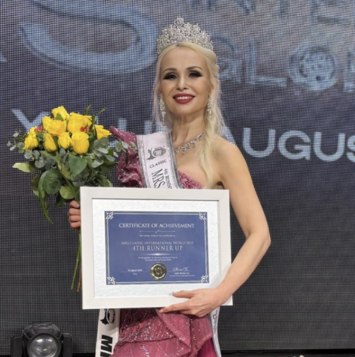 Это прекрасная мама Юля, которая сама занимается с дочкой и вместе идут к результатам.