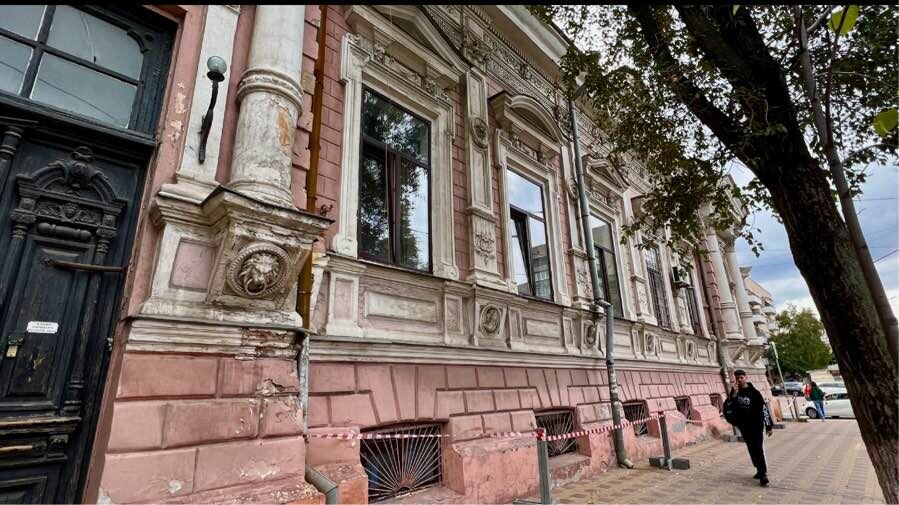 Здание, в котором сейчас располагается Государственный санитарно-эпидемиологический надзор военного округа Ростова-на-Дону, имеет богатую историю. Оно было построено в 1890-х годах и изначально принадлежало семье Хатрановых, известных в Нахичевани-на-Дону. Одним из владельцев был городской голова и потомственный почётный гражданин П. Е. Хатранов. Его род был весьма состоятельным, а сам он активно участвовал в развитии города. Фото автора канала