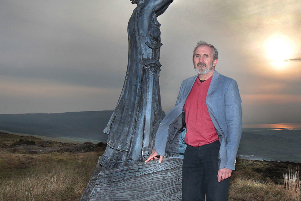 В 2016 году скульптура была похищена религиозными активистами, на её месте они водрузили деревянный крест с надписью "Нет у вас иного бога, кроме меня". Изуродованную скульптуру нашли неподалёку. Реставрации она не подлежала, и местные власти потратили 10000 фунтов стерлингов на изготовление новой. И речи не было о том, чтобы оставить смотровую площадку без памятника культурному наследию Ирландии и популярной туристической достопримечательности. На фото - счастливый момент. Мананнон вернулся на место.