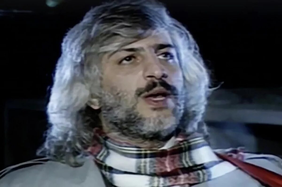   В 90-х песня "Молодая" Ефрема Амирамова звучала "из всех утюгов". Фото: кадр видео