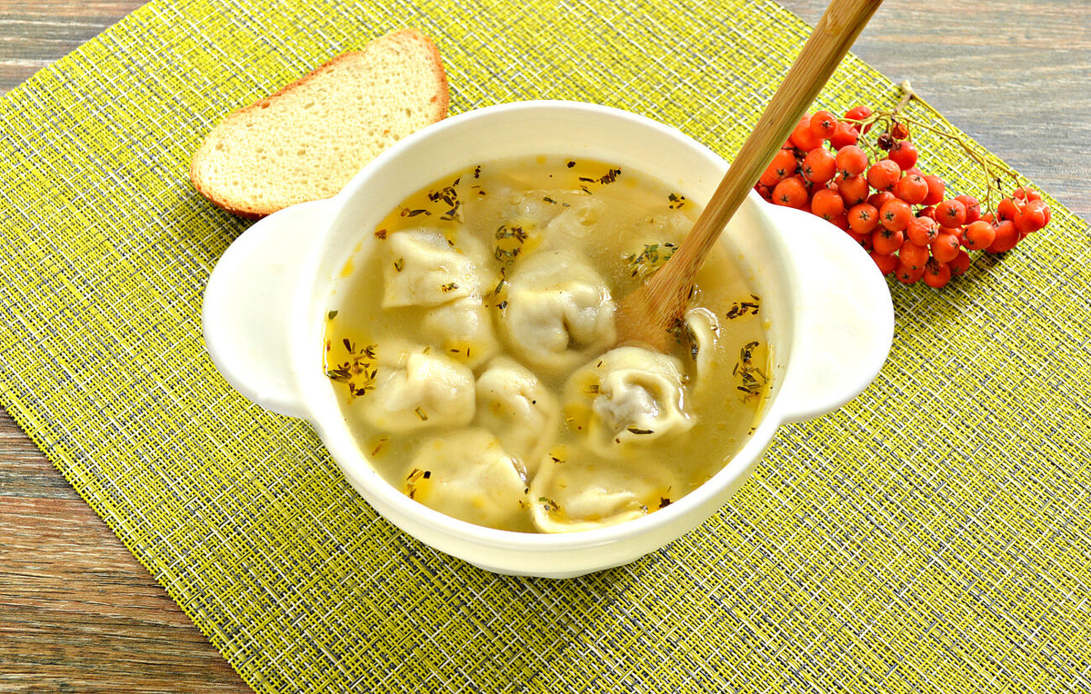 Варим суп из пельменей.