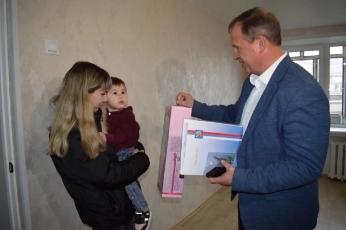    В Иванове сироте вручили ключи от квартиры