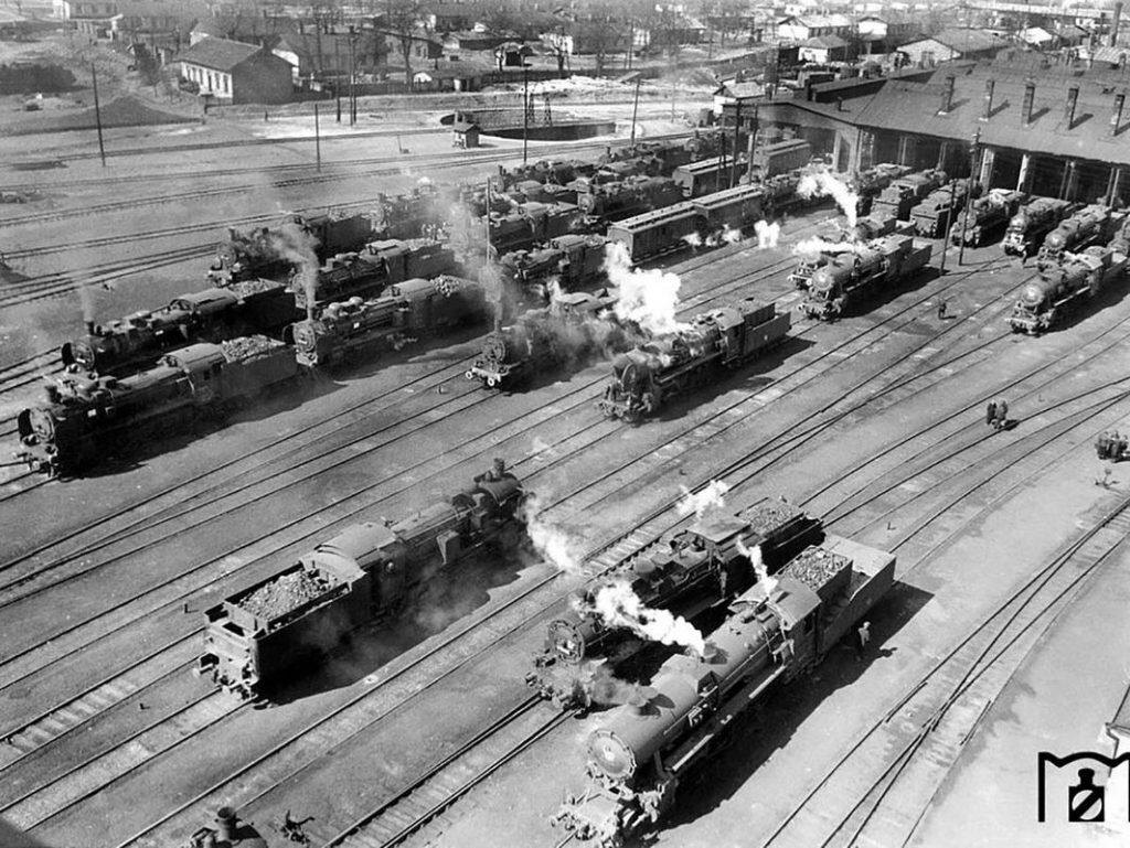 Приятно выглядят вытянутые Сталинские паровозы с мощными котлами, а маленькие Царские паровозы скромно жмутся к стенке депо. Только перед Великой Отечественной войной  2/5  парка Наркомата путей сообщения СССР (НКПС) составляли Царские паровозы, которым было тогда уже по 25—45 лет! 