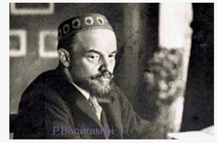 Ленин в своей народной одежде 