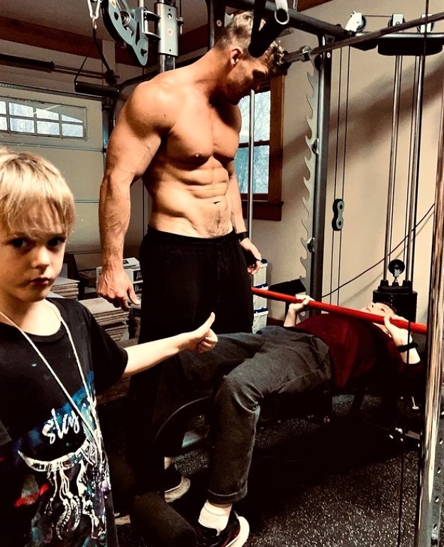 Алан Ритчсон в своем гаражном спортзале тренируется с двумя из трех своих сыновей. / Instagram