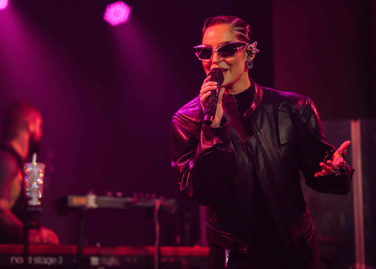 Представьте: на вашем корпоративе зажигает любимая группа, на свадьбе поет легендарный артист, а на презентации ведет сам Ксения Собчак! Кажется несбыточной мечтой или сложной головоломкой с бесконечными райдерами и переговорами? На самом деле, пригласить звезду на ваше мероприятие гораздо проще, когда за дело берется команда профессионалов. В For People Group мы знаем, как превратить эти мечты в реальность.