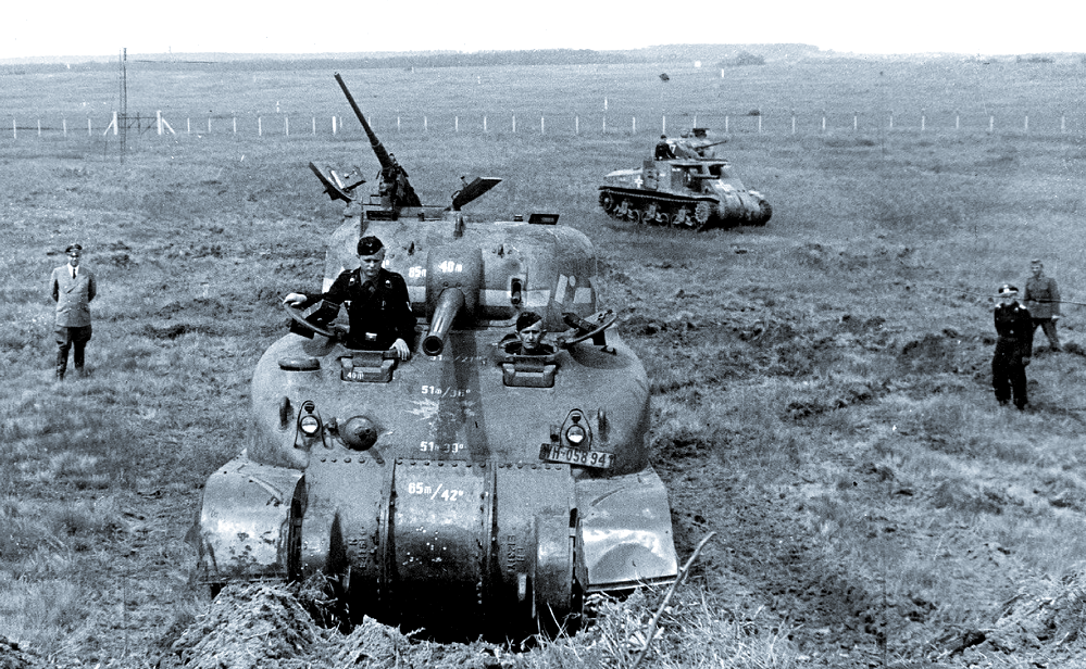 Захваченные фашистами боевые машины M4 "Шерман" и M3 "Ли Грант".